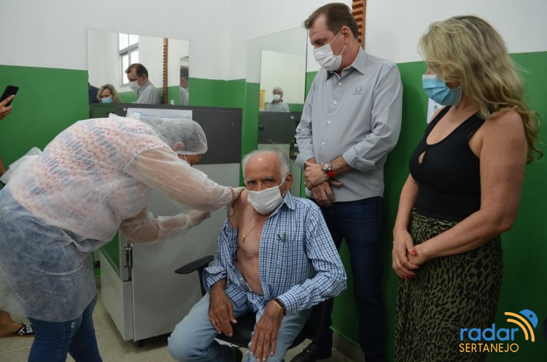 So Jos de Piranhas inicia vacinao contra Covid-19 em profissionais de sade da linha de frente; mdico Oscar Sobral  o primeiro vacinado