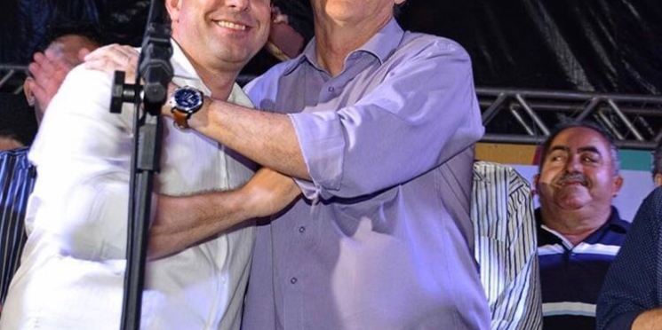 Ricardo Coutinho surpreende ao cumprimentar Gervsio de meu senador, no Auto de Natal da ALPB