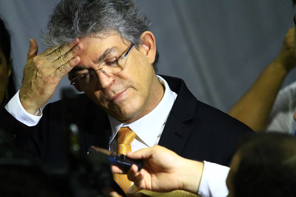 Ricardo Coutinho perde a guerra da comunicao com a terceirizao, toma vaias e se vale de bravatas