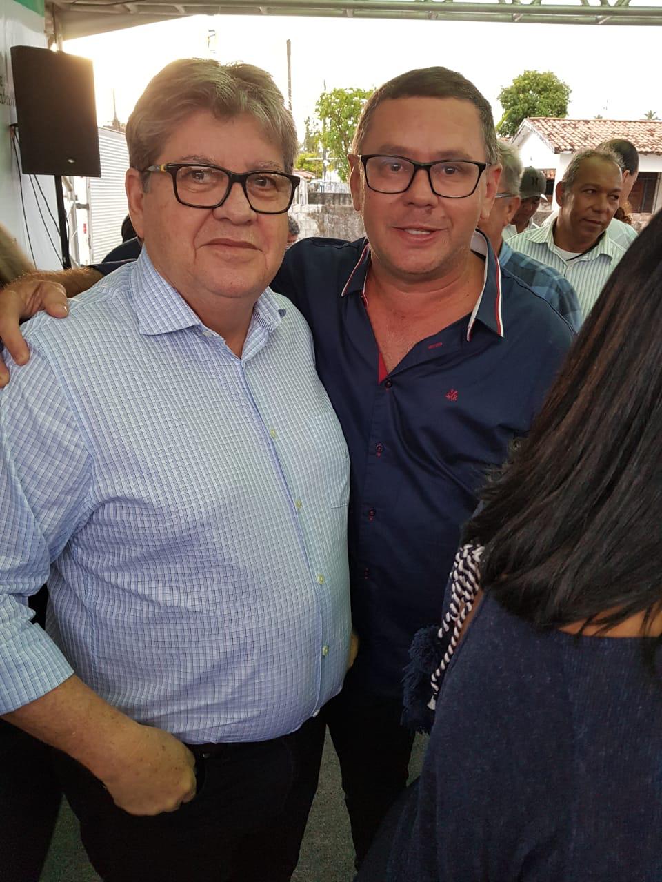 Empresrio Roberto Refrigerao participa ao lado do governador Joo Azevedo e do prefeito Marcelo de entrega do recapeamento asfltico em Lucena