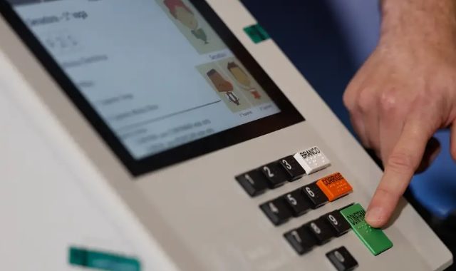 Eleitores são presos por filmar voto dentro de cabine de votação no Sertão da Paraíba