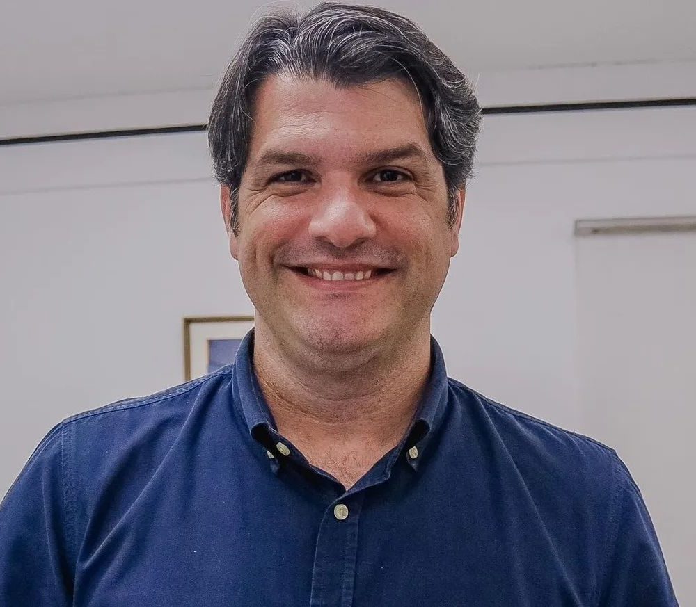 Leo Bezerra muda feriado do dia 28, anuncia pagamento de outubro e garante folga estendida a servidor