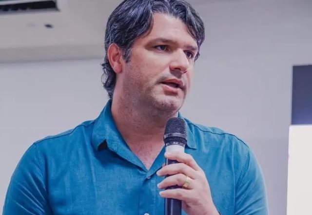 ELEIÇÕES 2026  –  Se depender da base aliada, Leo Bezerra seguirá Flávio Bolsonaro neste 2º turno